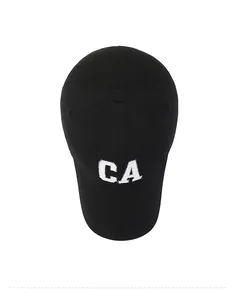Vue de dessus d'une casquette de baseball noire en coton avec broderie CA blanche