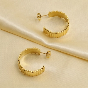 Boucles d'oreilles créoles en acier inoxydable doré 18K avec texture à vagues en relief
