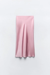 Detailansicht eines rosa Satin-Midirocks mit seidiger Textur und elegantem Faltenwurf