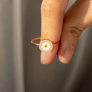 Minimalist 925 silver ring with rose gold plating and white daisy enamel flower