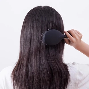 Spazzola per capelli nera ergonomica per acconciare capelli lunghi e lisci