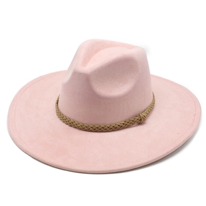 Detailansicht eines rosa Fedora mit breiter Krempe und khaki geflochtenem Band auf Weiß
