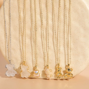 Détails des pendentifs ours en résine avec perles et colliers plaqués or 14K