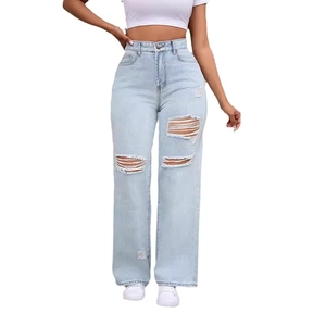 Jeans a zampa d'elefante azzurri da donna con dettagli strappati su sfondo bianco puro