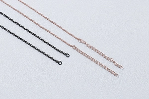 Détail de chaînes classiques en noir et or rose pour colliers à pendentifs