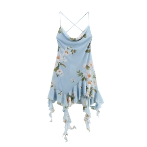 Robe à fleurs bleu clair avec col bénitier et ourlet à volants pour un style frais