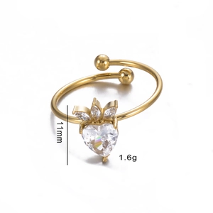 Dettaglio macro dell'anello regolabile oro con corona in zircone a cuore e misura 11mm