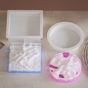 Detailansicht der runden und quadratischen Silikonformen mit gewellten 3D-Untersetzern