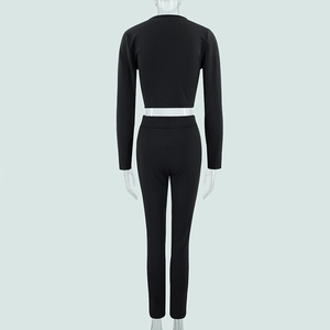 Vue arrière de l'ensemble noir deux pièces avec haut court à manches longues et pantalon
