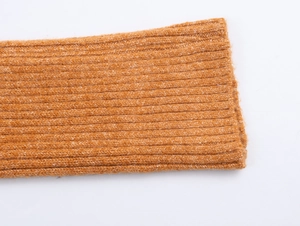 Dettaglio della trama in maglia a coste arancione con fibre di lana morbide