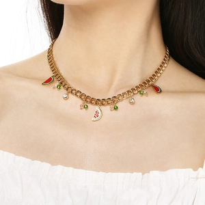 Collana placcata oro 18k con ciondoli anguria e perle verdi indossata da modella