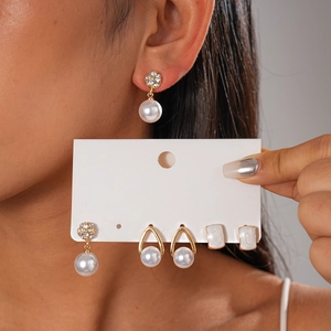 Detaillierte Ansicht des 3-Paar Ohrring-Sets mit Perlen, Strass und goldfarbenen geometrischen Rahmen