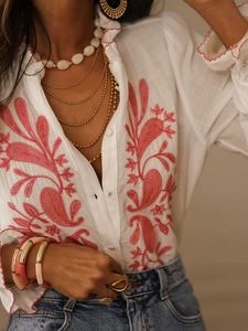 Camicia bianca da donna con ricamo bohémien rosa e accessori dorati di tendenza