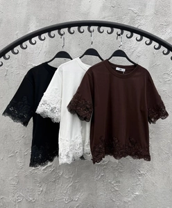 Primer plano de los elegantes detalles de encaje en tres camisetas de verano de colores