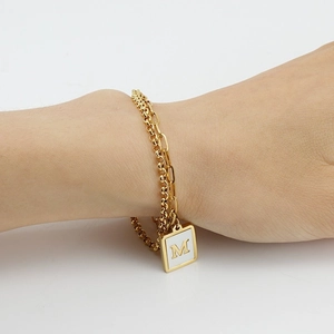 Pulsera de doble capa de acero inoxidable dorado con cadena de clip y colgante de letra M