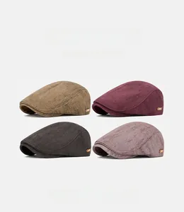 Vue détaillée de casquettes gavroche vintage en kaki, bordeaux, gris et violet avec cuir