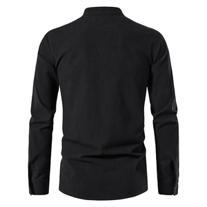 Achteraanzicht van zwart katoenen Henley-shirt met lange mouwen en een opstaande kraag