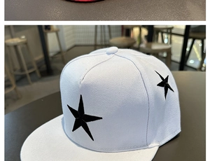 Vue macro d'une casquette blanche à bord plat avec broderie étoile noire et sergé de coton