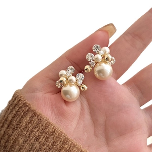 Élégantes boucles d'oreilles fleur plaquées or 18k avec perles et zircons brillants