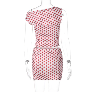Vue arrière de l'ensemble deux pièces à pois rouges et blancs avec haut asymétrique et jupe