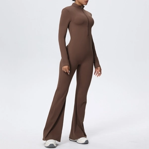 Détail d'une combinaison de yoga marron avec col zippé et pantalon évasé