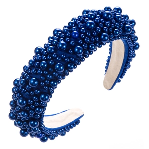 Détail du serre-tête rembourré bleu marine avec perles et doublure antidérapante