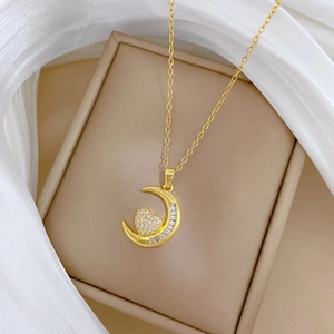 Collana di lusso in acciaio al titanio dorato con ciondolo a mezzaluna e cuore con cristalli
