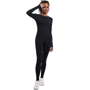 Dettaglio del set yoga nero a maniche lunghe senza cuciture e leggings sportivi neri