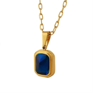Collier minimaliste à maillons dorés avec pendentif en cristal bleu rectangulaire