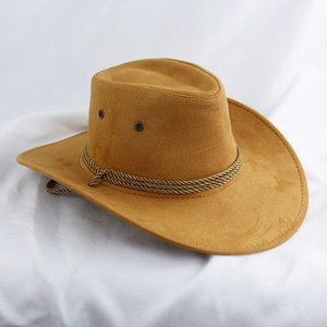 Détail d'un chapeau de cow-boy en daim camel avec ruban tressé et œillets métalliques