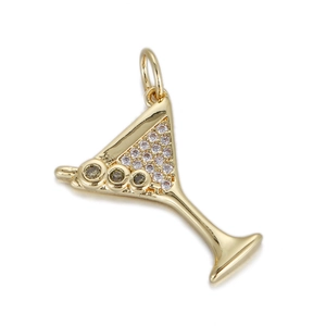 Détail d'un pendentif en forme de verre à cocktail doré avec incrustations de zircons