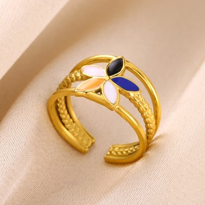 Dettaglio anello in acciaio inossidabile oro 18K con fiore in smalto colorato e trama