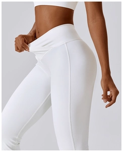 Gros plan du pantalon de yoga côtelé blanc montrant la grande élasticité et la texture du tissu