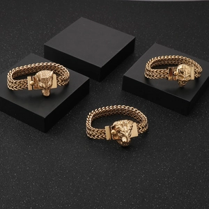 Détail de bracelets pour hommes avec têtes de lion, loup et crâne en métal doré poli