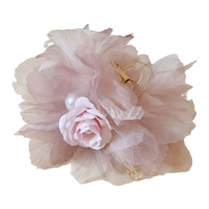 Pince à cheveux fleur en dentelle rose avec perle et pétales d'organza pour femmes