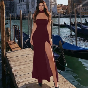 Detail eines dunkelroten, engen Maxikleides mit Neckholder und hohem Schlitz in Venedig