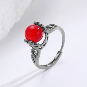 Detailansicht eines Vintage-Rings mit rotem Edelstein und filigranem Metall-Design