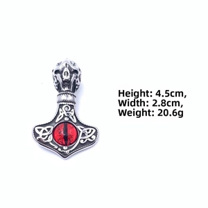 Détail du pendentif Mjölnir viking avec œil maléfique rouge et design de crâne