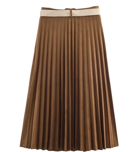 Détail d'une jupe midi plissée marron avec une ceinture crème élégante à la taille