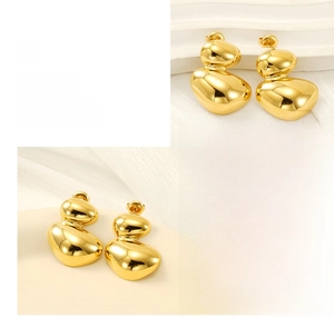 Détail de boucles d'oreilles ovales dorées avec finition polie miroir et design superposé