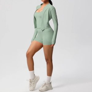 Détail de l'ensemble de yoga 3 pièces vert sauge avec veste zippée et short de sport court