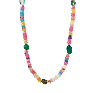 Collier de perles en pierres naturelles colorées avec pendentifs en agate verte