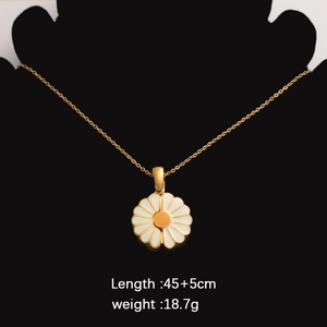 Detail view of daisy pendant necklace with 45+5cm length and 18.7g weight on mannequin