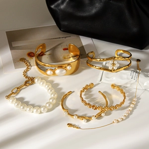 Ensemble de bijoux vintage français avec bracelets en perles et acier plaqué or 18 carats