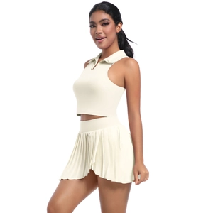 Détail de la jupe plissée crème et du débardeur polo pour ensemble de sport