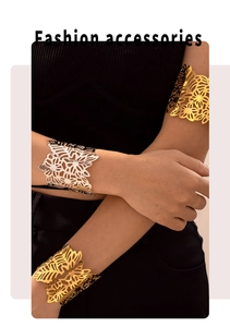 Détail du bracelet ajouré à motif de feuilles en or et argent sur le poignet