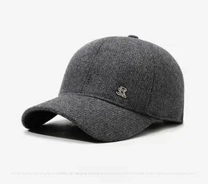 Détail de la casquette de baseball en laine grise avec logo métallique SR et texture