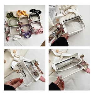 Dettaglio di borse a tracolla in PVC trasparente con cinghie colorate e foulard in seta