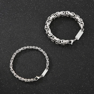 Collier chaîne byzantine argentée pour homme avec pendentif rectangulaire poli