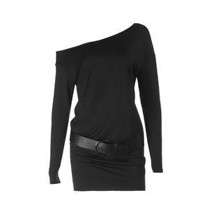 Detail eines schwarzen One-Shoulder-Langarmkleids mit Gürtel und runder Schnalle